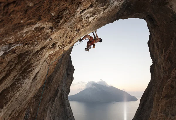 Kaya tırmanıcısı uçurumda — Stok fotoğraf