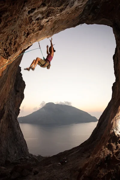 Climber falling of a cliff while lead climbing — Stock Photo, Image