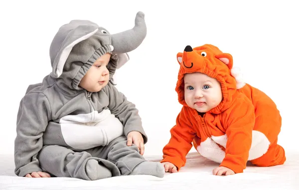 Dois meninos vestidos com trajes de animais em branco — Fotografia de Stock