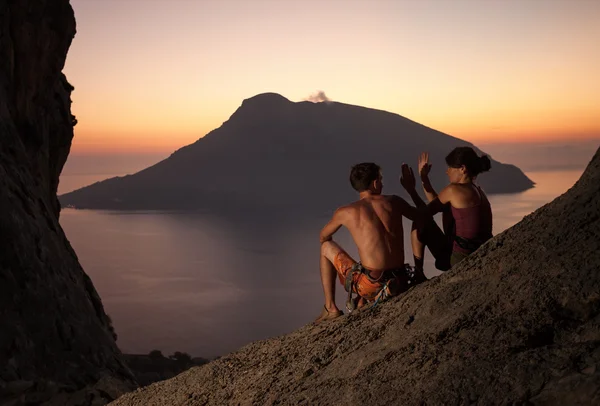 Gün batımında dinlenme iki kaya dağcılar — Stok fotoğraf