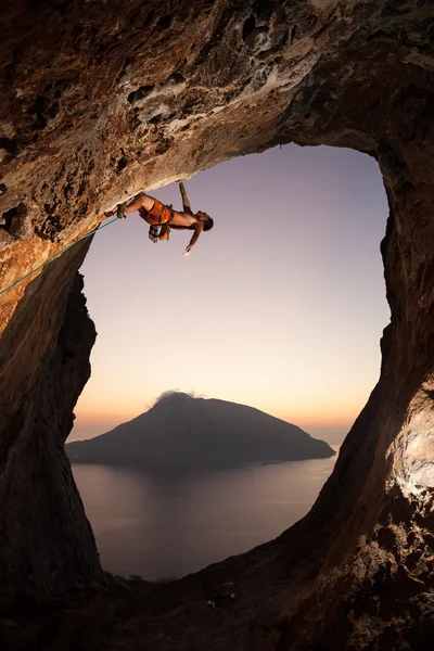 Gün batımında dağcı — Stok fotoğraf