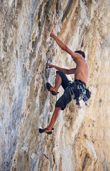 Scalatore di roccia sulla parete di una falesia — Foto Stock