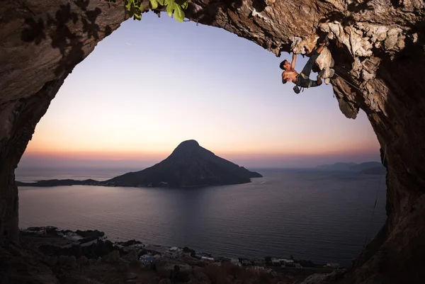 Scalatore di roccia al tramonto — Foto Stock