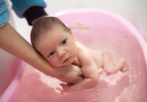 Mutter baden niedlich baby boy — Stockfoto