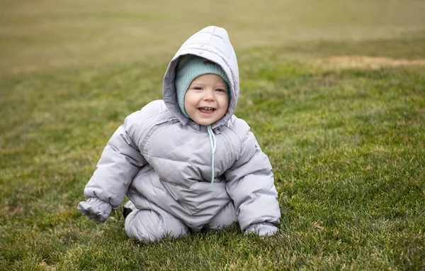 Menino bonito em um parque de primavera — Fotografia de Stock