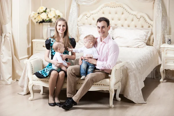 Jonge gelukkige familie met twee baby jongens — Stockfoto