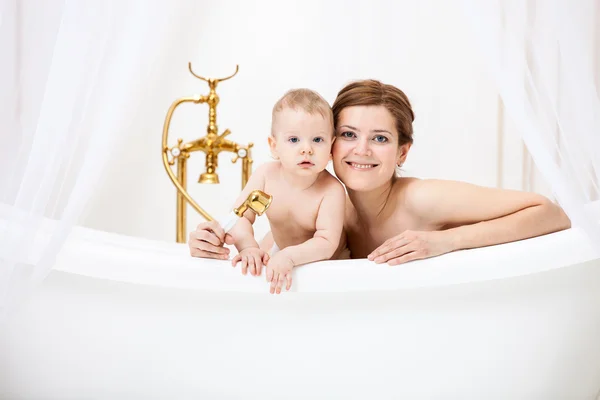 Мати і маленький син у ванній — стокове фото