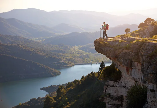 Caminante con bebé parado en el acantilado y disfrutando de la vista del valle — Foto de Stock