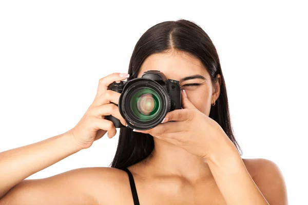Ritratto in primo piano di una giovane donna con una macchina fotografica in mano — Foto Stock