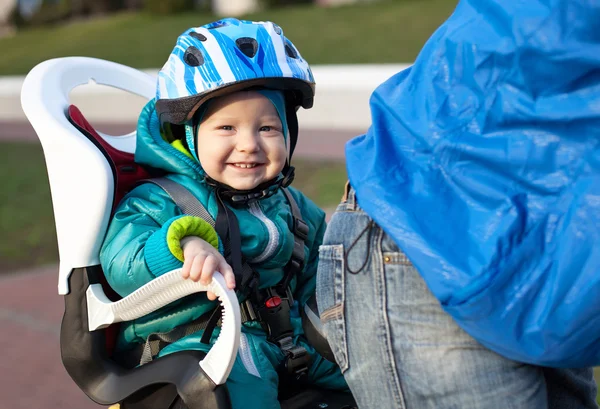 Küçük çocuk annesi arkasında koltuk Bisiklet — Stok fotoğraf