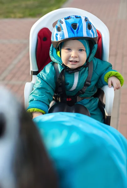 小男孩在妈妈后面座位自行车 — 图库照片
