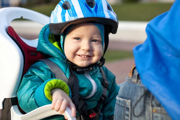 Kleiner Junge im Kindersitz hinter Mutter — Stockfoto