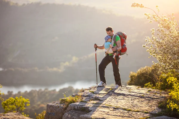 Hiker with baby relaxing standing on cliff — Stock Photo, Image