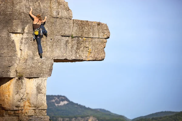 Jonge vrouwelijke rock klimmer op een clif — Stockfoto