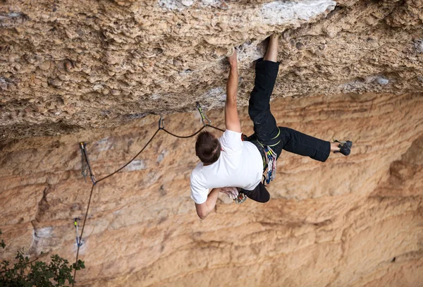 Rock climber em seu caminho desafiador para cima — Fotografia de Stock