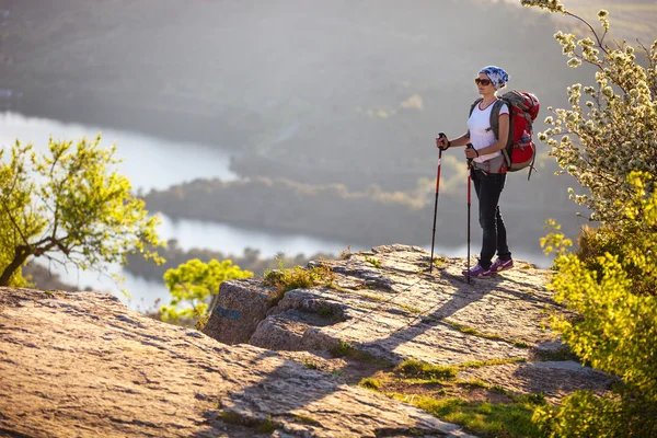 Wandelaar op klif ontspannen en genieten van valleizicht — Stockfoto