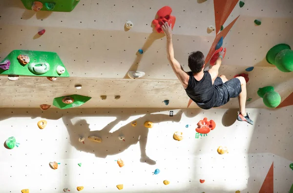 Vit Ung Man Bouldering Inomhus Klättring Gym Med Klar Skugga — Stockfoto