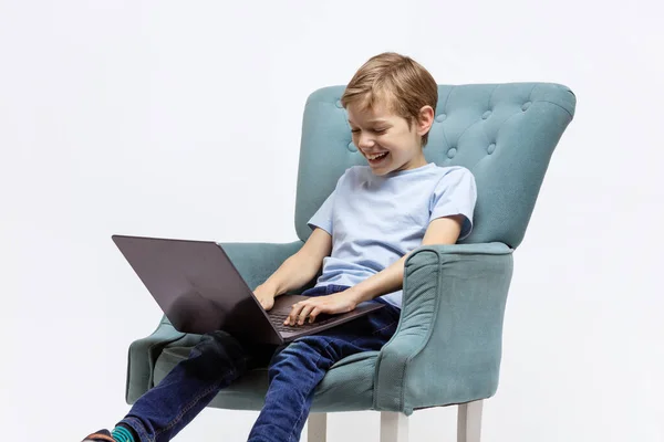 Glad Ung Pojke Använder Laptop För Att Lära Sig Hemifrån — Stockfoto