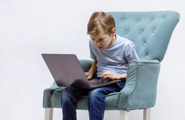 Pojken Använder Laptop För Att Lära Sig Hemifrån Hemundervisning Distansundervisning — Stockfoto
