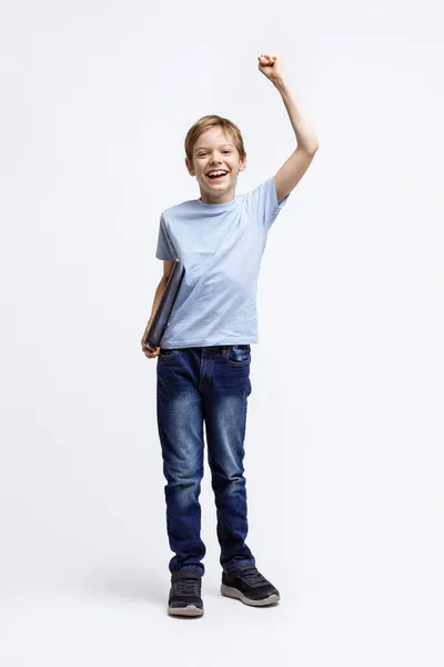 Feliz Niño Llevando Portátil Bajo Brazo Levantando Otro Con Alegría —  Fotos de Stock