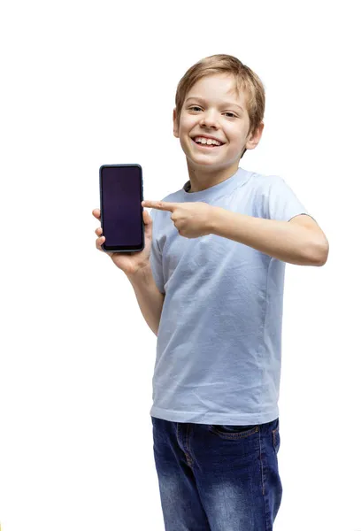 Милий Молодий Хлопчик Тримає Вказує Смартфон Ізольований Над Білим Відсічним — стокове фото