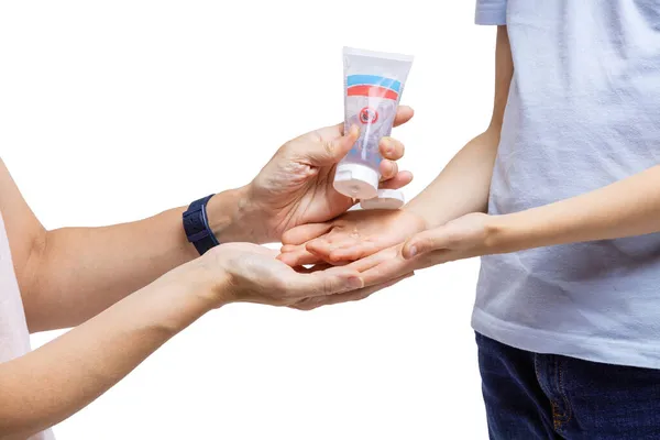 Kadının Oğlunun Ellerine Dezenfektanı Antibakteriyel Jel Sürdüğü Görüntüler — Stok fotoğraf