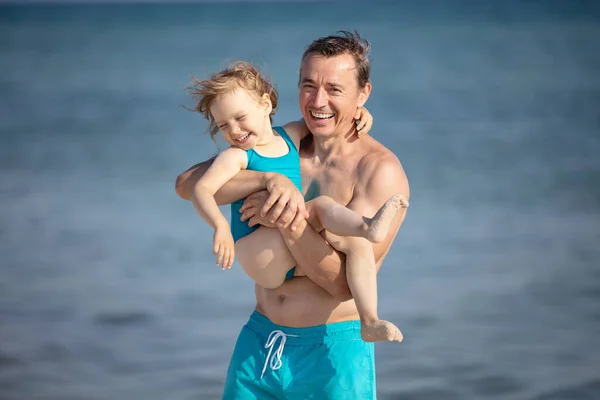 Dad Little Daughter Having Fun Beach — стоковое фото