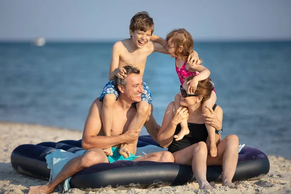 Família Feliz Quatro Divertindo Praia — Fotografia de Stock