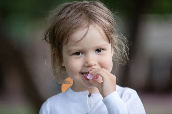 Ευτυχισμένο Κοριτσάκι Που Τρώει Γλυκά Στο Πάρκο — Φωτογραφία Αρχείου