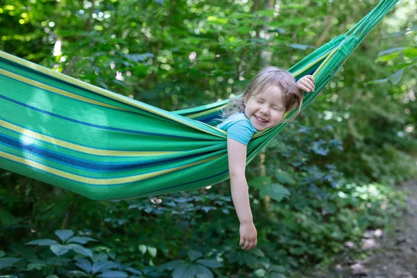 Nettes Kaukasisches Kleines Mädchen Lacht Während Der Hängematte Liegt — Stockfoto