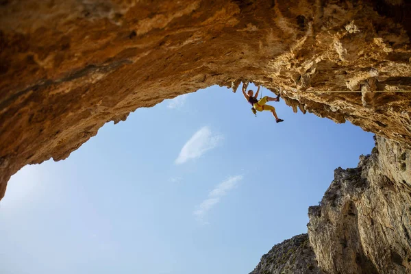 Female Rock Climber Challenging Route Cave — Foto de Stock
