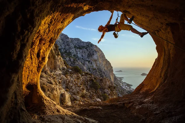 Young Woman Climbing Cave Beautiful Sea View Background — Fotografia de Stock