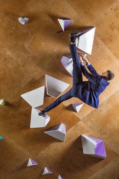 Ung Man Kostym Klättra Svår Väg Konstgjord Vägg Bouldering Gym — Stockfoto