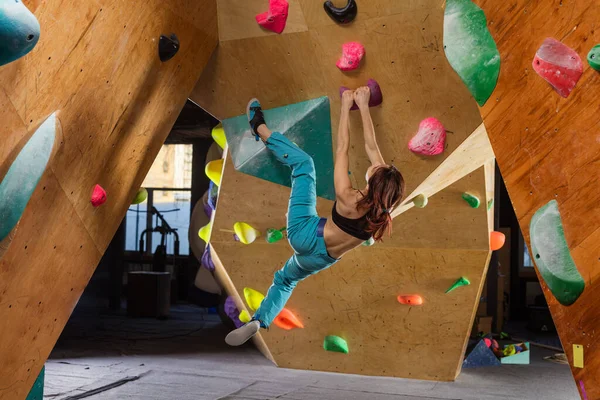 Young Woman Rock Climber Climbing Overhanging Wall Bouldering Gym — Stock Photo, Image
