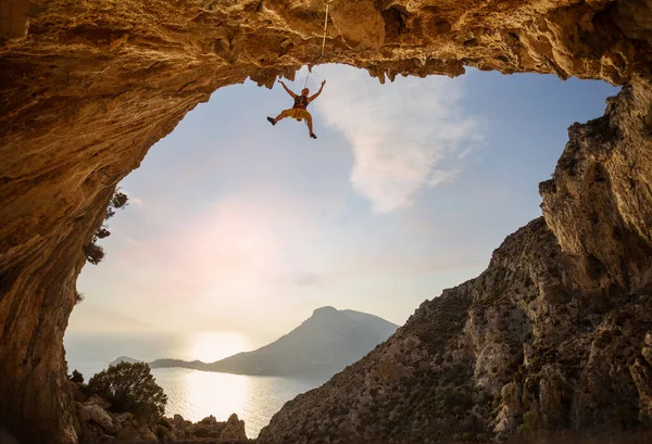 Жіночий Альпініст Висить Мотузці Під Час Сходження Печеру Красивим Видом — стокове фото