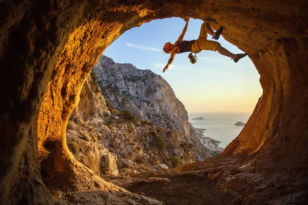 Junge Frau Klettert Höhle Mit Schönem Meerblick Hintergrund Freies Solo — Stockfoto