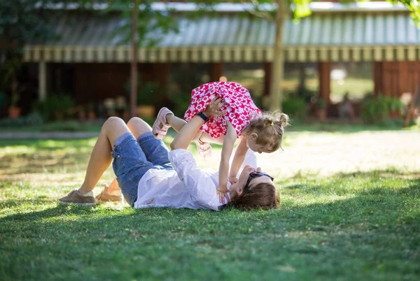 Μητέρα Και Κοριτσάκι Διασκεδάζουν Ένα Καλοκαιρινό Πάρκο — Φωτογραφία Αρχείου