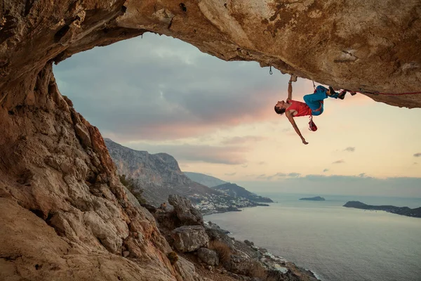 Homem Alpinista Escalando Longo Telhado Uma Caverna Pôr Sol — Fotografia de Stock