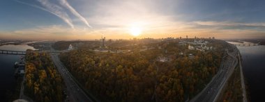 Kyiv, Ukrayna - 15 Ekim 2018: Güneşli havadan panoramik şehir manzarası. Anavatan heykeli resmin merkezine yakın..