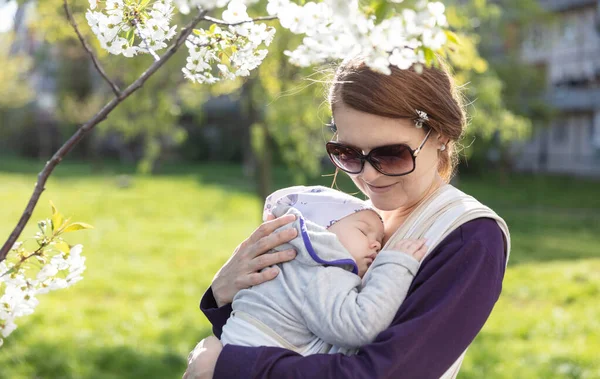 Young Woman Carrying Her Baby Daughter Sleeping Woven Wrap Outdoors — Stock Photo, Image