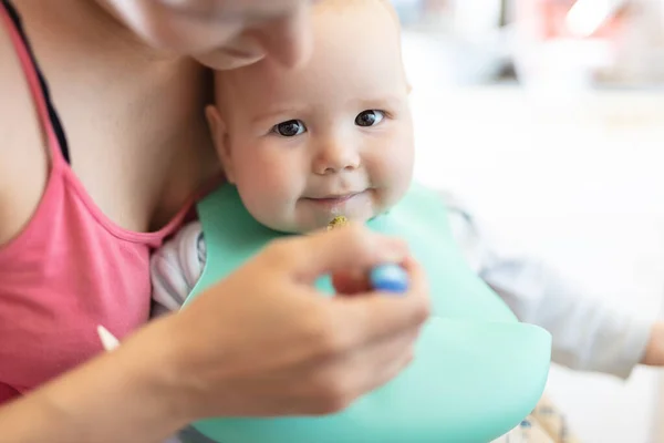 Mãe Alimentação Bonito Bebê Menina Com Colher — Fotografia de Stock