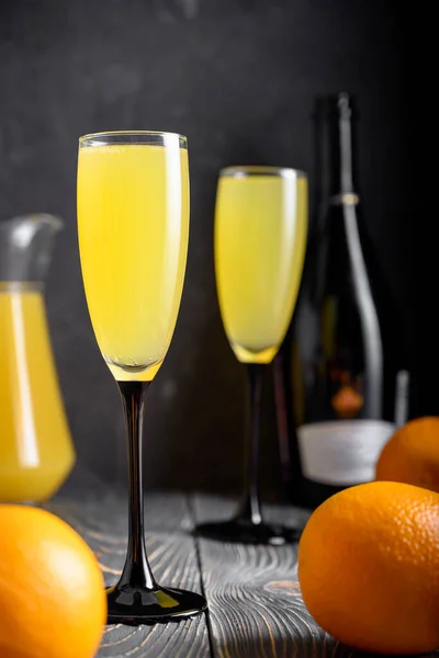 Deux verres avec un verre de Noël. Cocktail Mimosa. Champagne au jus d'orange Photo De Stock