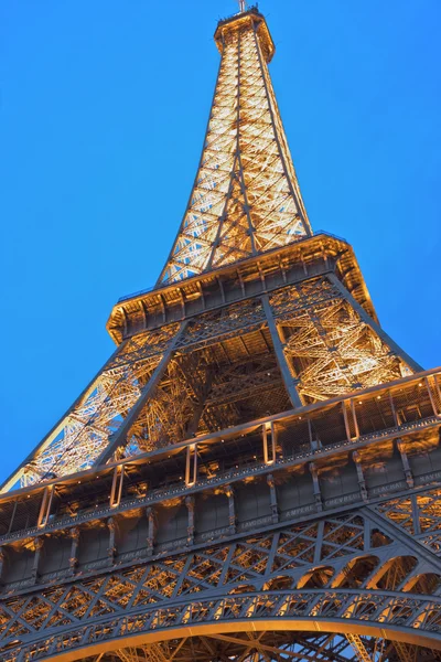 Eiffelturm bei Nacht — Stockfoto