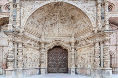 Katedral kapısı