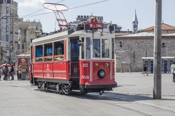 Nostalgicznym tramwaju w istanbul, Turcja. — Zdjęcie stockowe