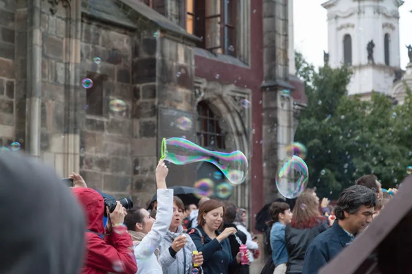 Girls playing with soap bubbles in the street. — Stock Photo, Image