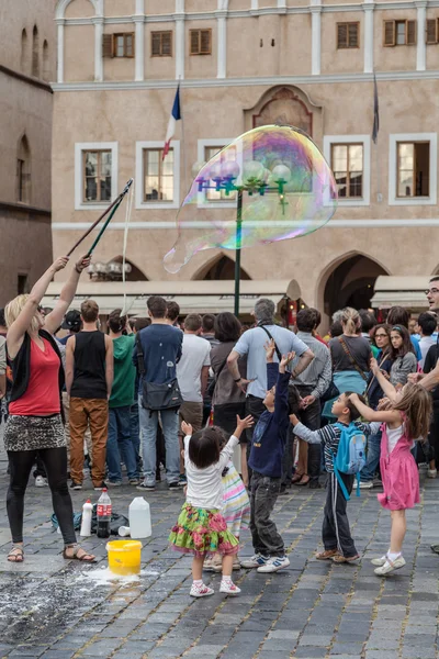 Niños jugando con burbujas de jabón en la calle . —  Fotos de Stock