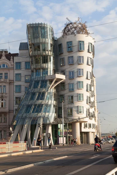 Dansende huizen in Praag, Tsjechië — Stockfoto