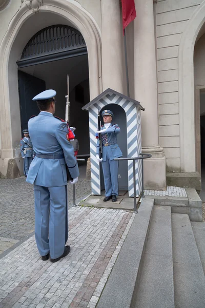 Cambio Ceremonial de la Guardia en el Castillo de Praga — Foto de Stock