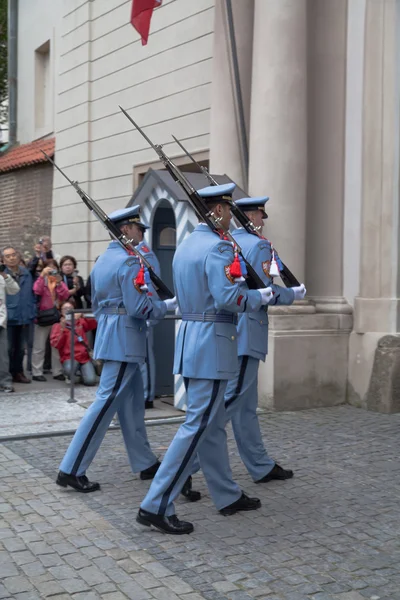 Ceremonial changing of the Guards at Prague Castle — Stock Photo, Image